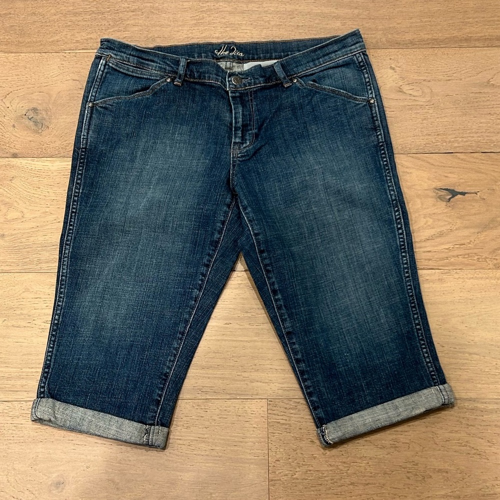 EUC Size 10 Old Navy Bermuda Denim shorts.
